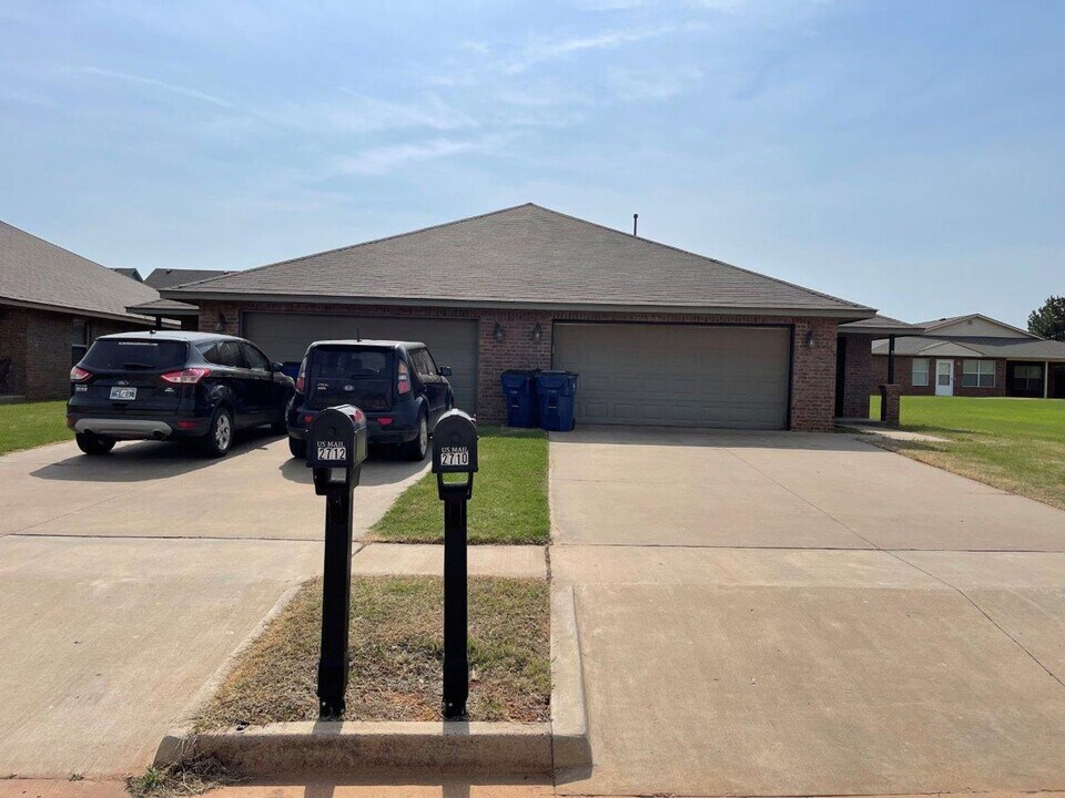 2712 Valley View Dr in Chickasha, OK - Building Photo