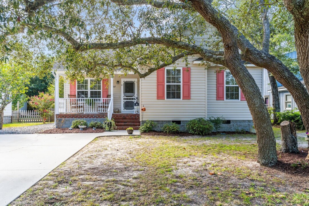 107 NE 30th St in Oak Island, NC - Building Photo