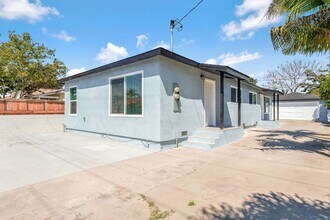 2417 W Stanford St in Santa Ana, CA - Foto de edificio - Building Photo