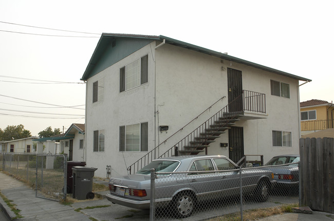 7001 Spencer St in Oakland, CA - Building Photo - Building Photo