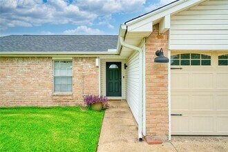 1323 Oakengates Dr in Houston, TX - Building Photo - Building Photo
