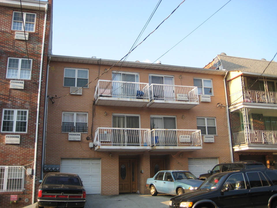 59-24 Xenia St in Corona, NY - Foto de edificio