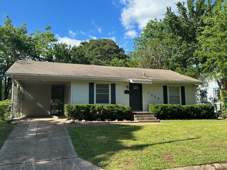 1009 Cedar St in Paris, TX - Foto de edificio