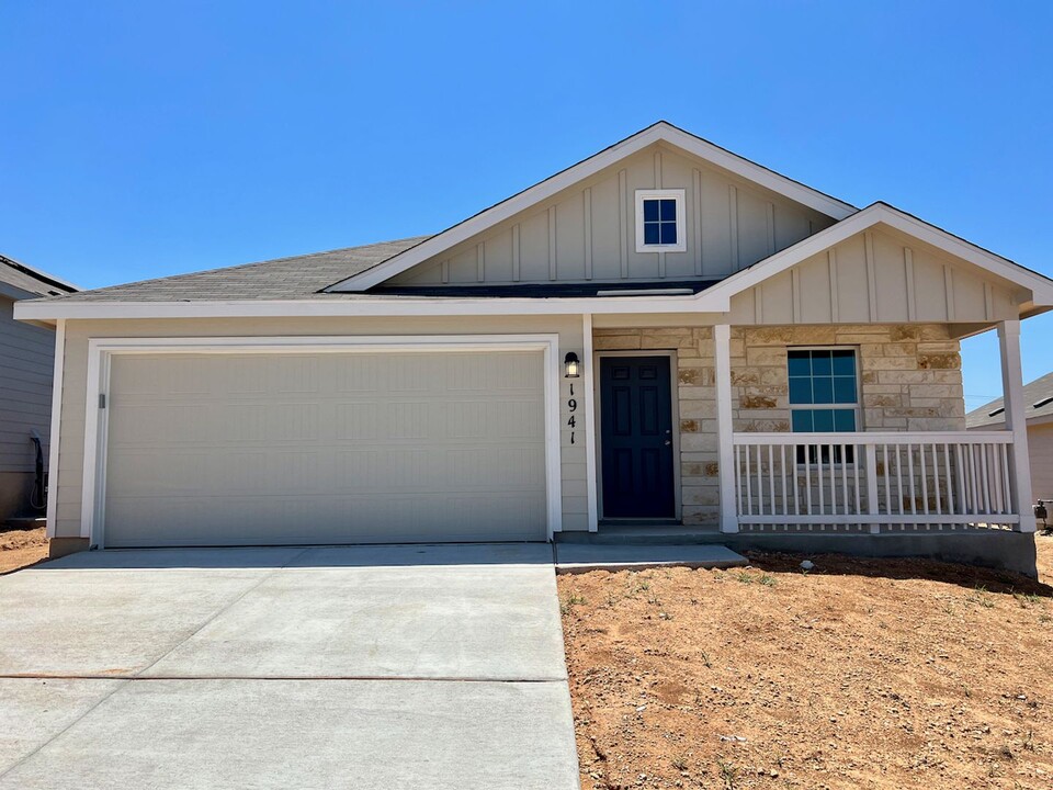 1941 Stonechat in New Braunfels, TX - Building Photo