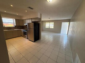 6111 SW 31st St, Unit . in Miramar, FL - Building Photo
