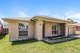 8443 S Meadow Bird Cir in Missouri City, TX - Building Photo - Building Photo