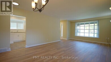 17 Ravenview Dr in Toronto, ON - Building Photo - Building Photo