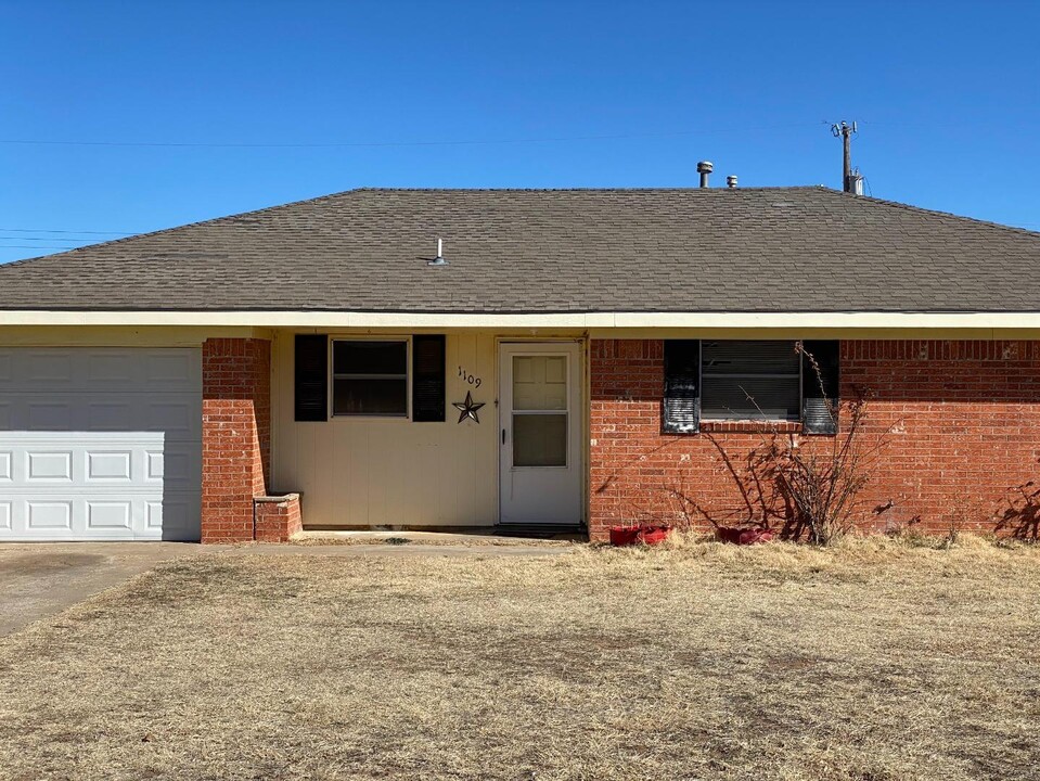 1109 Sagebrush Rd in Dalhart, TX - Foto de edificio