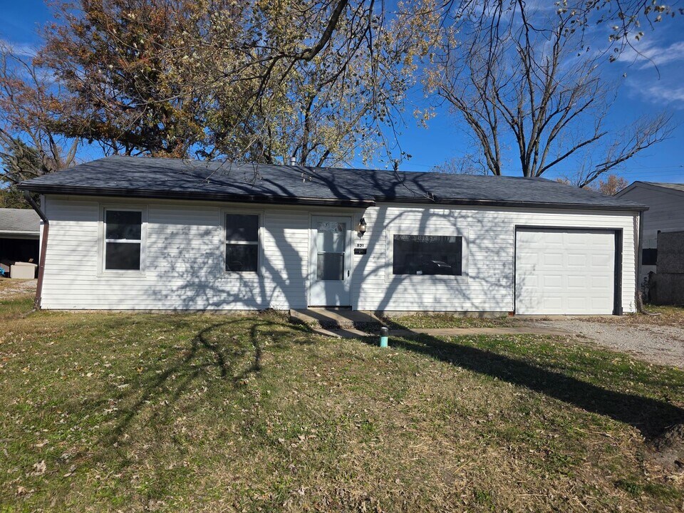821 St Monica Dr in Sauget, IL - Building Photo