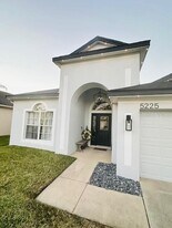 5225 Villagebrook Dr in Wesley Chapel, FL - Building Photo