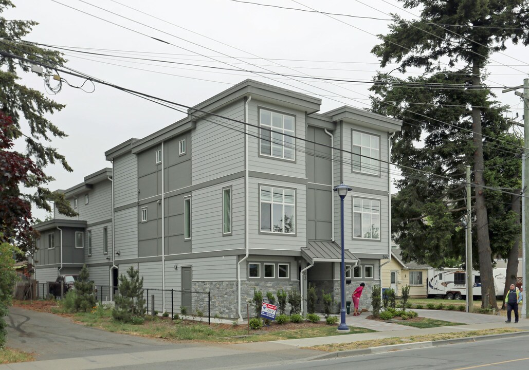 944 Dunford Ave in Langford, BC - Building Photo