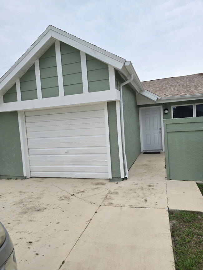 1449 SE Larkwood Cir in Port St. Lucie, FL - Building Photo - Building Photo