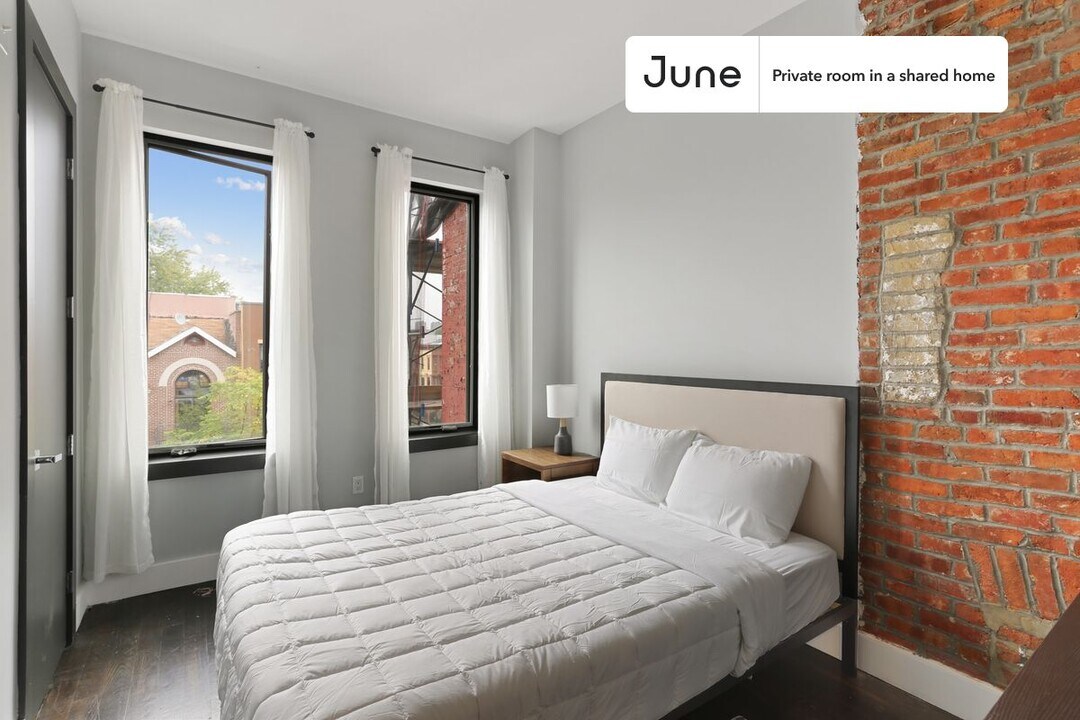 Private bedroom in 4 bed/2 bath Home in New York, NY - Building Photo