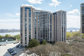 Atrium Palace Condominiums in Fort Lee, NJ - Building Photo - Building Photo