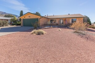 Beautiful 3 Bed 2 Bath - Gorgeous Views & Fenced in Backyard! in Alamogordo, NM - Building Photo