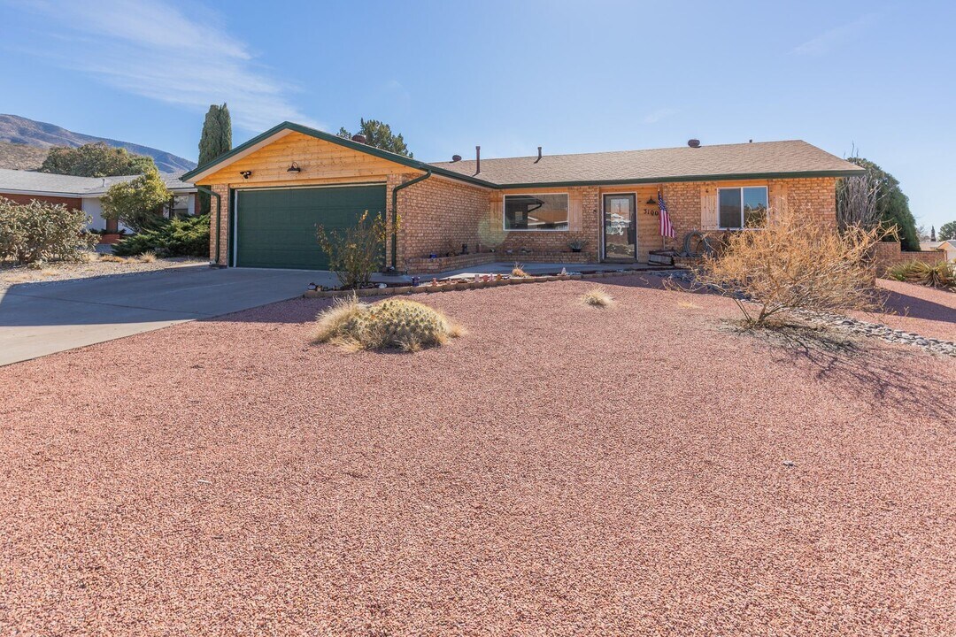 Beautiful 3 Bed 2 Bath - Gorgeous Views & Fenced in Backyard! in Alamogordo, NM - Building Photo