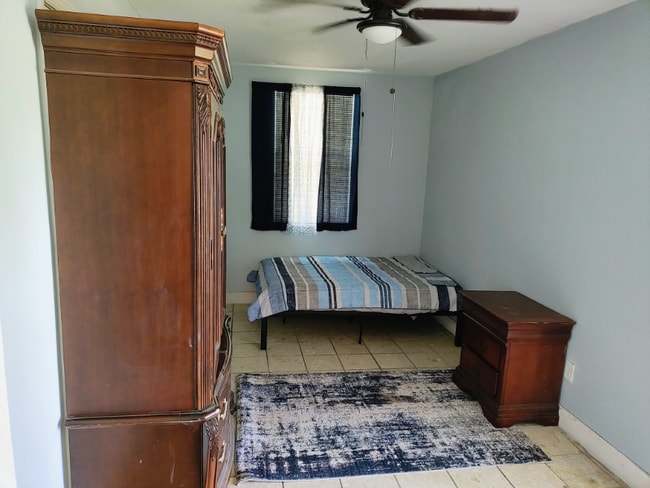 property at 1113 E Oak St
