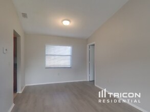 2273 Seward Cir in Sarasota, FL - Building Photo - Building Photo