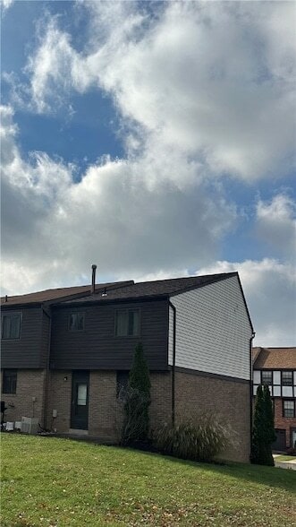 201 Kendall Ln in Bethel Park, PA - Building Photo - Building Photo