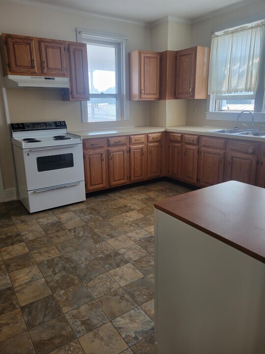 12 W King St in Shippensburg, PA - Building Photo