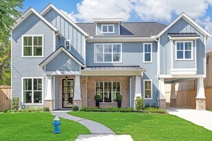 637 E 6 1/2 St in Houston, TX - Building Photo