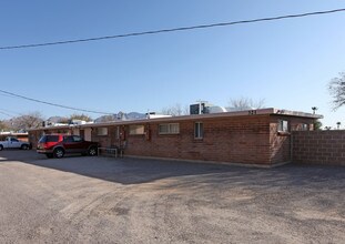 313-329 E Roger Rd in Tucson, AZ - Building Photo - Building Photo