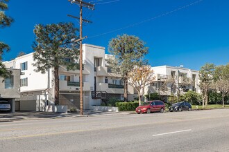 Excalibur Apartments in Van Nuys, CA - Foto de edificio - Building Photo
