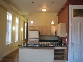 217-219 W 4th St in Waterloo, IA - Building Photo