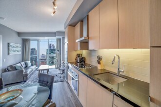 299 Front St W in Toronto, ON - Building Photo - Building Photo