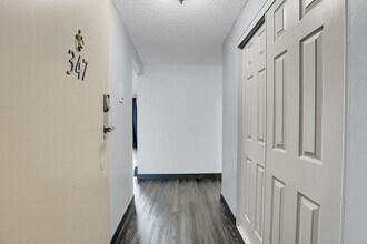 1304 S Parker Rd in Denver, CO - Building Photo - Building Photo