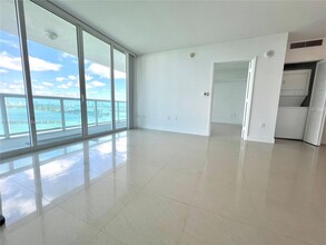 1800 N Bayshore Dr, Unit 2409 in Miami, FL - Building Photo - Building Photo