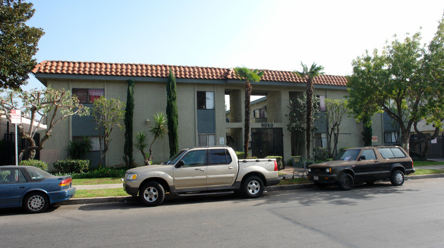 9050 Tobias Ave in Van Nuys, CA - Foto de edificio - Building Photo