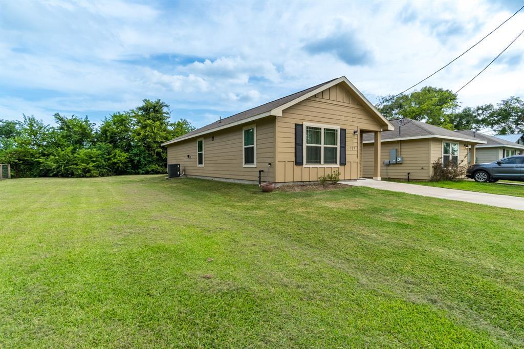 729 W Ash St in Angleton, TX - Building Photo