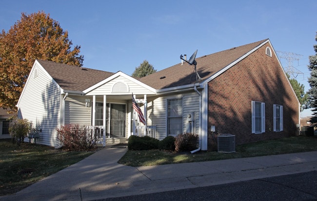 Woodlynn Village in Maplewood, MN - Foto de edificio - Building Photo