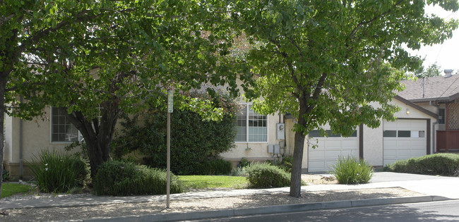 2810 Sinclair Ave in Concord, CA - Foto de edificio - Building Photo