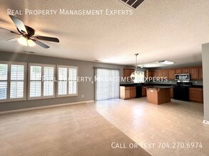 10834 Glenluce Ave in Charlotte, NC - Foto de edificio - Building Photo