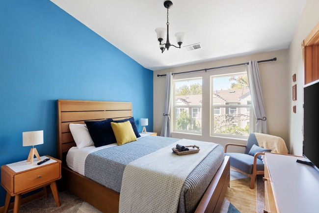 10237 NW Wilshire Ln in Portland, OR - Foto de edificio - Building Photo