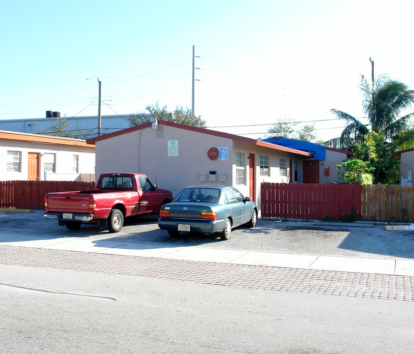 125-129 SW 5th Ct in Dania, FL - Building Photo