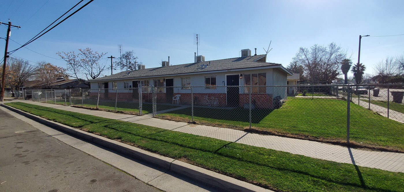 4690 E Huntington Ave in Fresno, CA - Building Photo