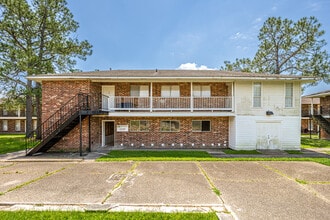 Pine Square Villas in Baton Rouge, LA - Foto de edificio - Building Photo
