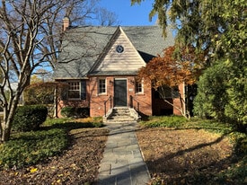 366 E Wisconsin Ave in Lake Forest, IL - Building Photo