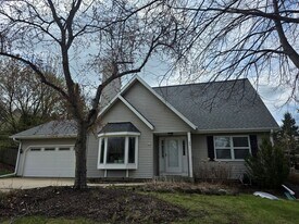 421 Lindenwood Dr in Hartland, WI - Building Photo