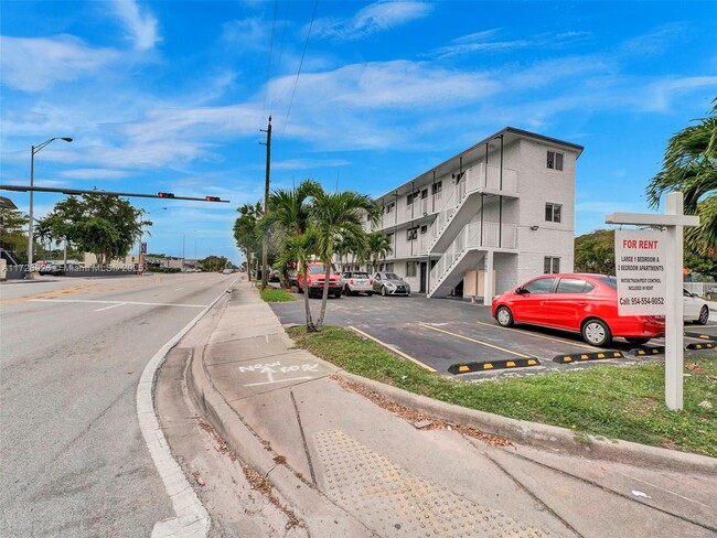 14190 W Dixie Hwy in North Miami, FL - Building Photo - Building Photo