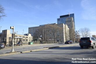 452 Park Dr, Unit 1 in Boston, MA - Foto de edificio - Building Photo