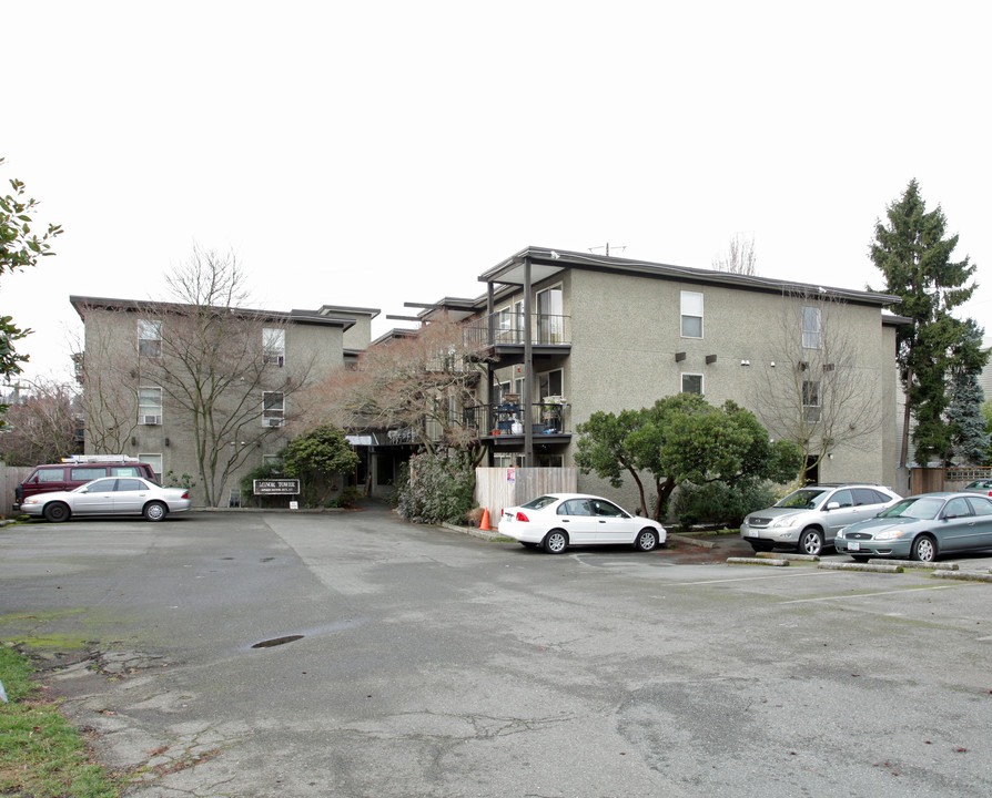 Minor Tower in Seattle, WA - Building Photo