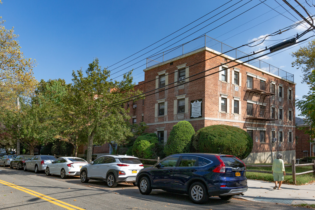 204-16 43rd Avenue in Flushing, NY - Foto de edificio