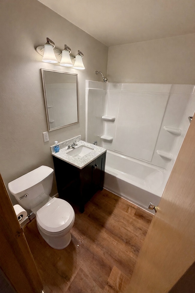 1616 Sunset Ridge Dr in West Bend, WI - Foto de edificio - Building Photo