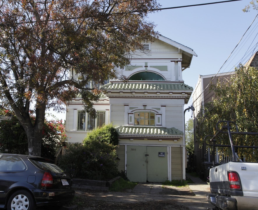 3805-3809 1/2 Clarke St. in Oakland, CA - Foto de edificio