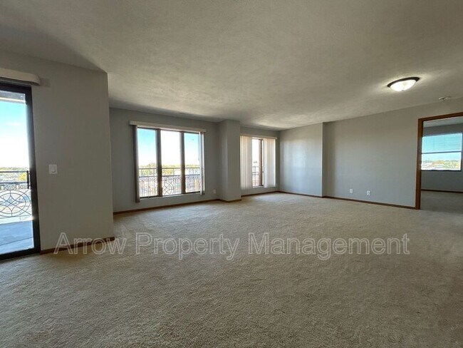 208 E 5th St in York, NE - Foto de edificio - Building Photo