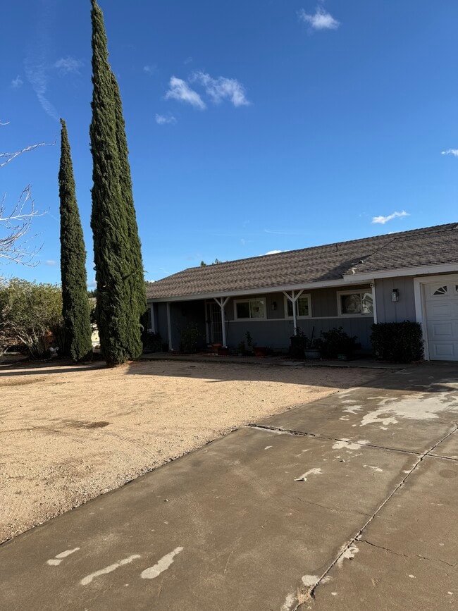 17805 Bascom St in Hesperia, CA - Foto de edificio - Building Photo